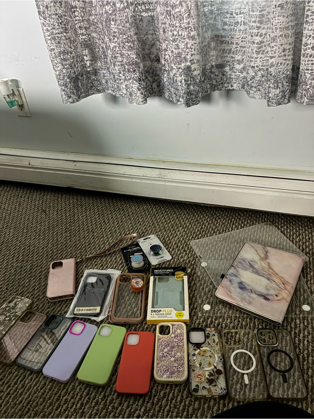 NEW
 iPhone case lot,with 3 pop sockets,a laptop iPad cover 15 cases &wristlet